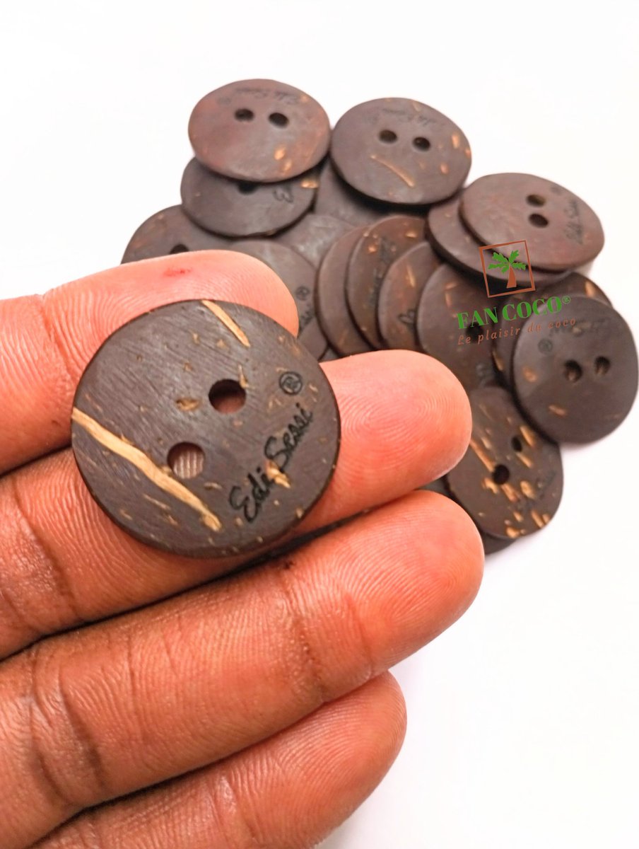 fancocobenin's tweet photo. Avec un bon retour du client qui fait plaisir.
Nos boutons en coque de noix de coco. 
15mm; 30mm; 50mm.
#mode #stylisme #accessoiremode #couture #boutons #écologie https://t.co/AD3l2LuXFz