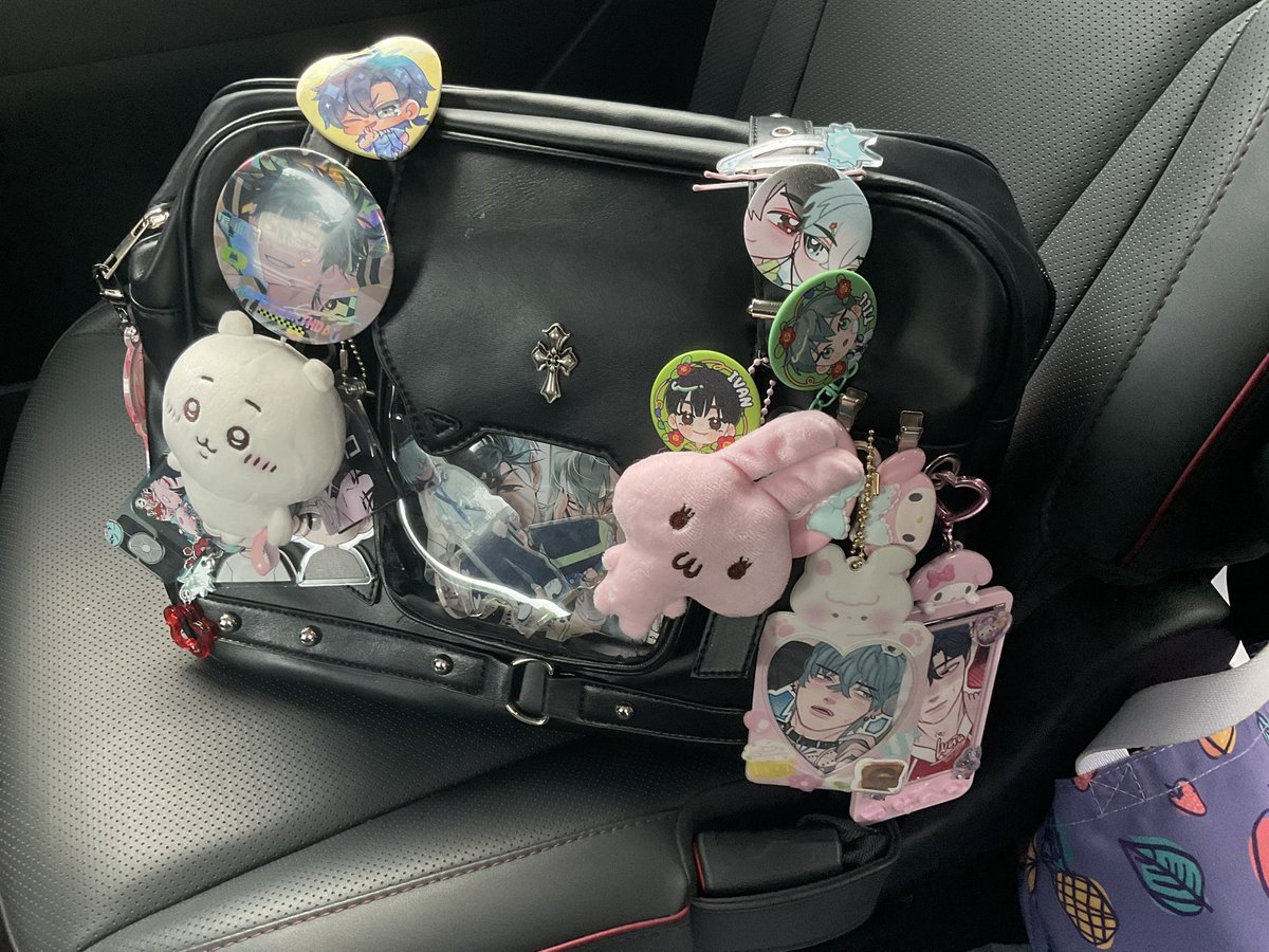 Naomicelle12's tweet photo. Chibicon! (I forgot to post this hihi) also im lowkey twinning w till ngl
#chibicon8 #till #alnst #chibiconhaul https://t.co/nBUlcvNA23