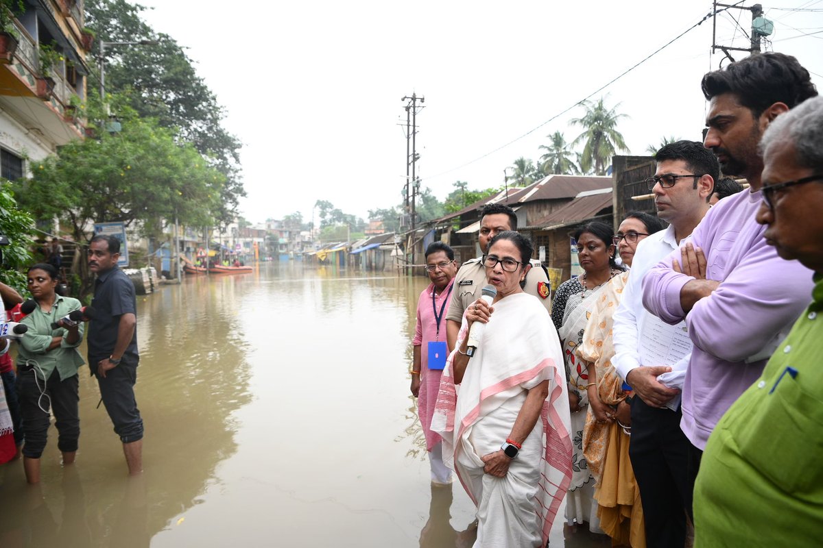 AITCofficial's tweet photo. In solidarity with her people, always.

Smt. @MamataOfficial visited the flood-affected areas of Ghatal, wading through water to assess the situation firsthand.

Relief efforts are underway, and every step is being taken to ensure safety and support for the affected families. https://t.co/OGnfDU2KUL