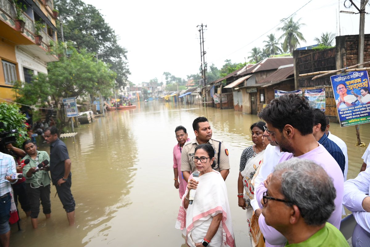 AITCofficial's tweet photo. In solidarity with her people, always.

Smt. @MamataOfficial visited the flood-affected areas of Ghatal, wading through water to assess the situation firsthand.

Relief efforts are underway, and every step is being taken to ensure safety and support for the affected families. https://t.co/OGnfDU2KUL