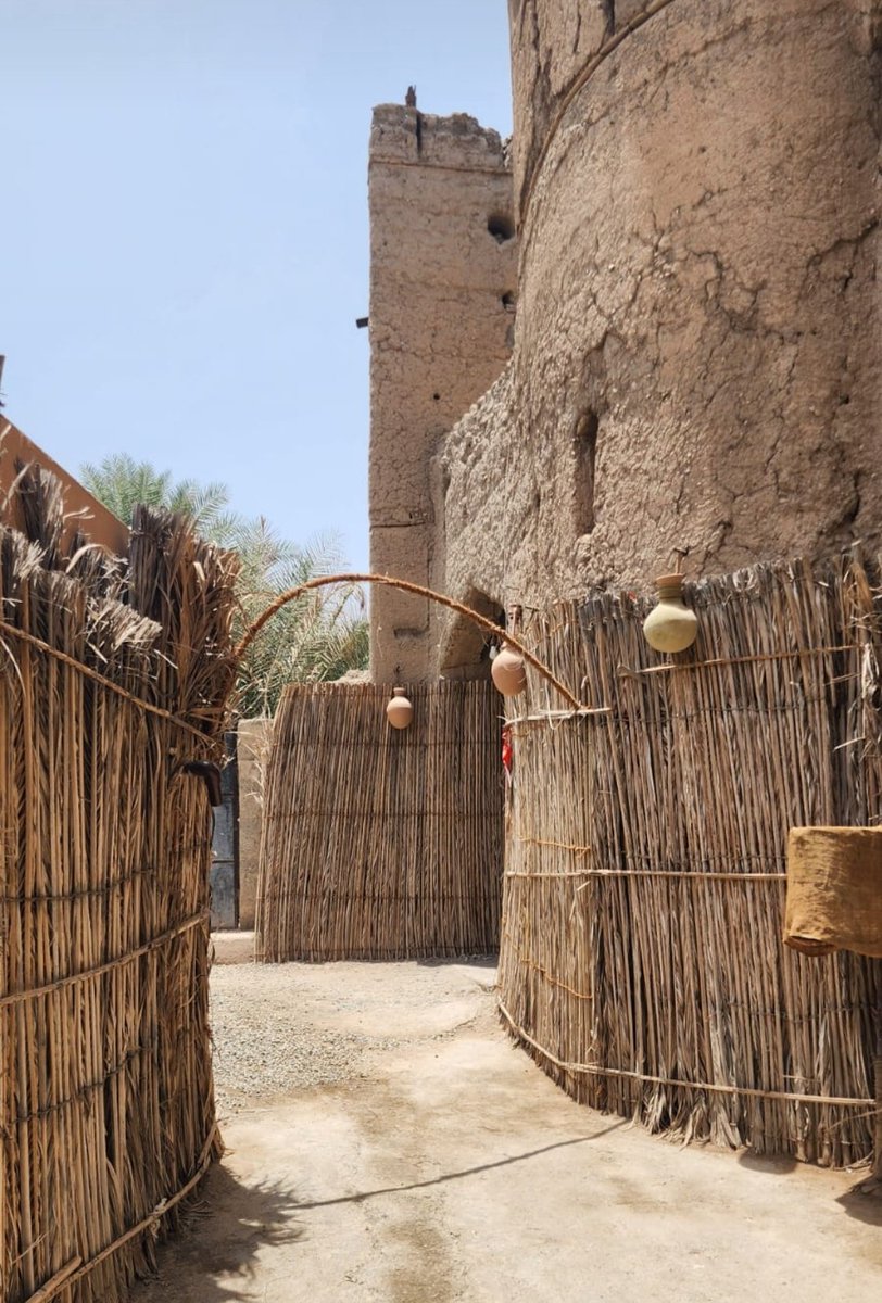 قمت بزيارة متحف البيت الغربي بولاية الرستاق الذي يتكون من ١٤ غرفة علمية وفنية يُذكر أن عمر البيت يتجاوز ٤٠٠ عام وعاش فيه مالكه الشيخ العلامة راشد بن سيف اللمكي الذي كان يلقب بقاضي القضاة وكان شيخا وقاضيا للولاية ومعلما للإمام نور الدين السالمي وقدم عشرات الكتب للمكتبة العمانية.