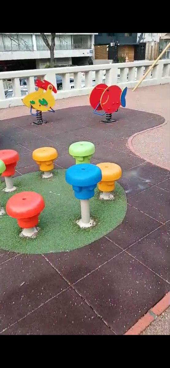 Leoherou's tweet photo. De acuerdo a lo que presentamos en las últimas horas, seguimos realizando tareas de limpieza y lavado de espacios públicos, esta vez en Plaza Gomensoro. https://t.co/lV7ng6ZepB