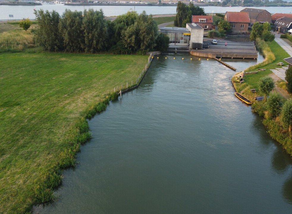 Door verandering in het weer is het neerslagtekort verminderd en stroomt er meer water door de Rijn ons land binnen. Dit zorgt ervoor dat het rivierwater in ons gebied minder zout is en we geen tekort meer hebben aan zoet water. Extra zoet water aanvoeren is nu niet meer nodig.
