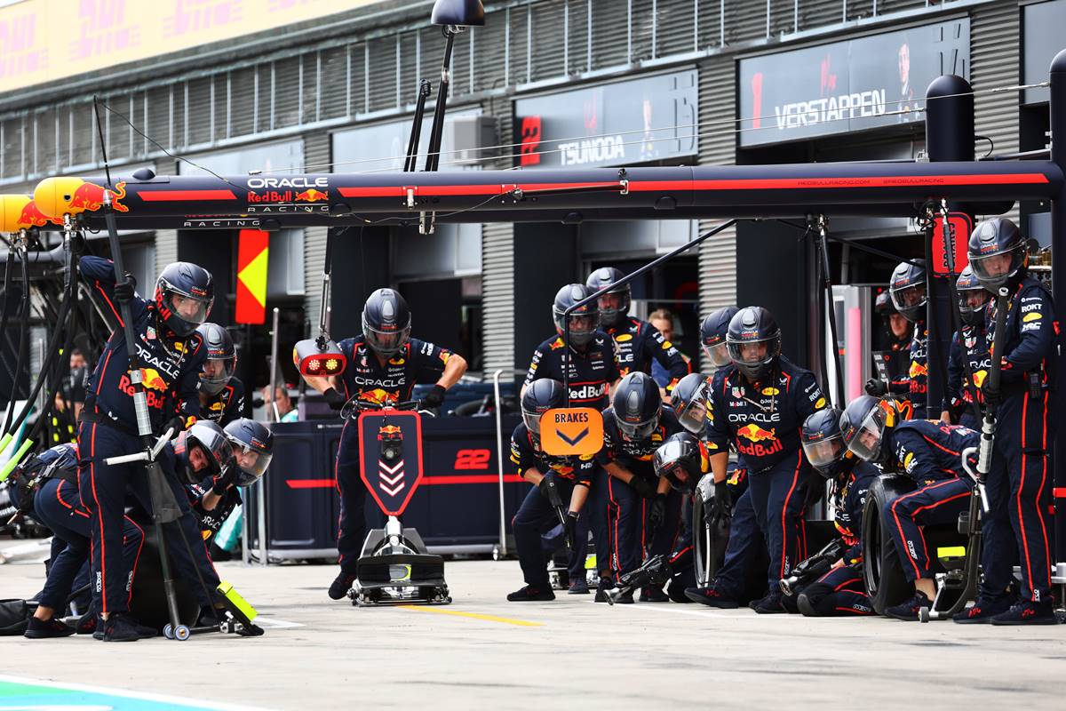 diegodurruty's tweet image. 🏁 En una categoría donde cada milésima cuenta, perder 18 segundos en boxes durante dos pit stops es directamente abandonar. El caso de @FranColapinto  en Hungría lo expone con crudeza. ¿Cómo es un #pitstop perfecto en #F1? Te lo explicamos aquí 👉 wp.me/pabQqR-tdy