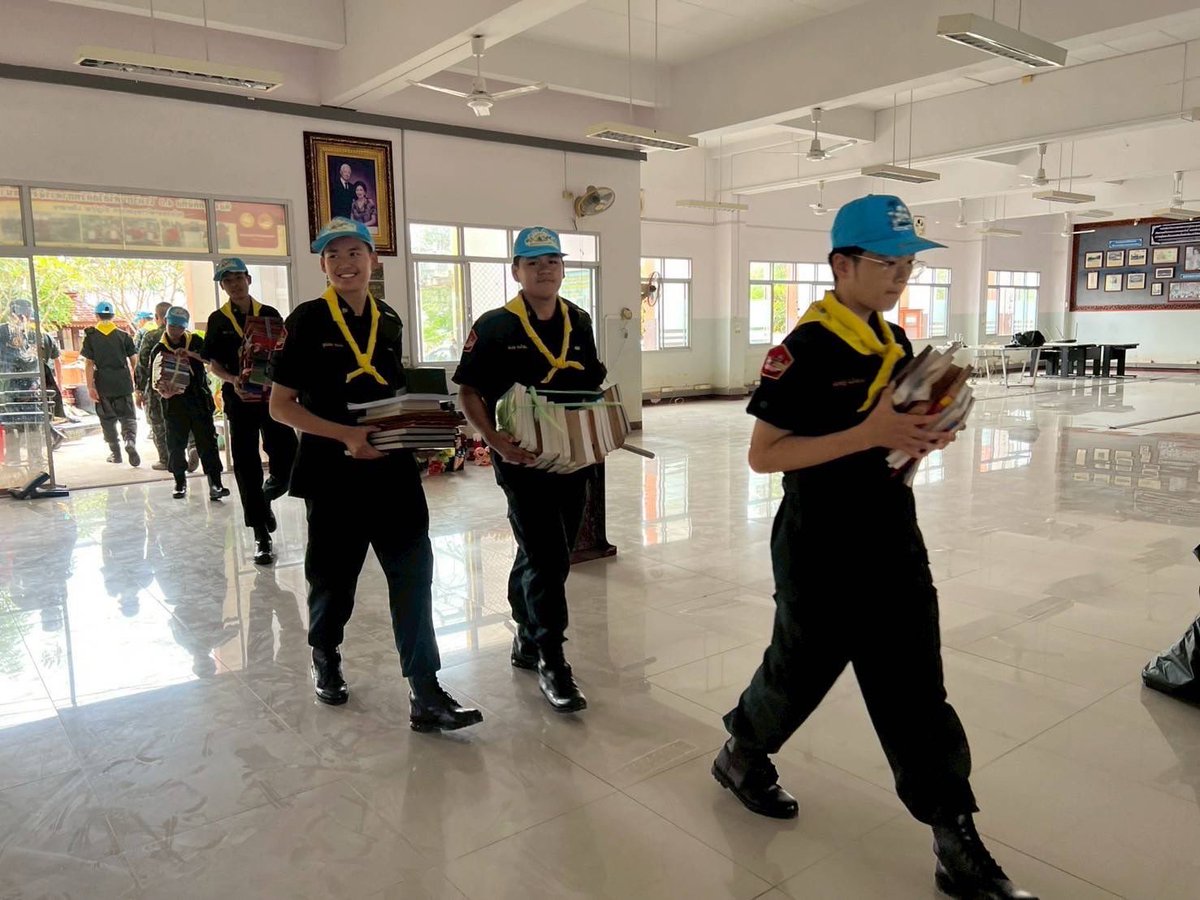 💂‍♂️ฟื้นฟูโรงเรียน🏫พื้นที่ประสบภัยอย่างต่อเนื่อง  🌊🧹
   #ศูนย์บรรเทาสาธารณภัยมณฑลทหารบกที่38 นำกำลังพลชุดปฏิบัติการบรรเทาสาธารณภัย จาก  #หน่วยฝึกนักศึกษาวิชาทหาร #มณฑลทหารบกที่38 ร่วมกับ #ผู้กำกับนักศึกษาวิชาทหาร และ #นักศึกษาวิชาทหารจิตอาสาพระราชทาน โรงเรียนศรีสวัสดิ์วิทยาคาร
