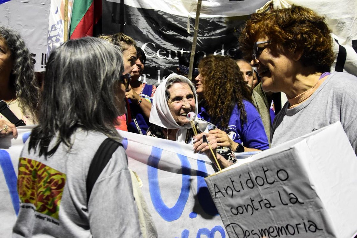 jesusescobarnqn's tweet photo. Hasta siempre querida Lolín, tu ejemplo y tu lucha serán nuestra guía.
Las Madres de Plaza de Mayo nos enseñaron a jamás bajar los brazos y a pelear por un mundo más justo, con memoria, verdad y justicia. Gracias y hasta la victoria siempre 🤍✊
(Fotos @cecimaletti ) https://t.co/D7OQm3jMc0