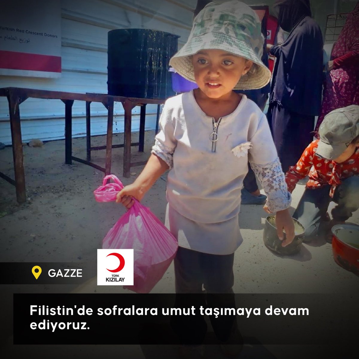 Bugün Gazze’de ne yapıyoruz? 

Yıkıntıların arasında hayata tutunmaya çalışan sivillere umut olmak için çalışmaya devam ediyoruz. Deir Al Balah ve Al Rimal bölgelerinde her gün 15.000 kişiye sıcak yemek ulaştırmaya devam ediyoruz. 

Gazze’de yaşanan bu insanlık dışı durumun