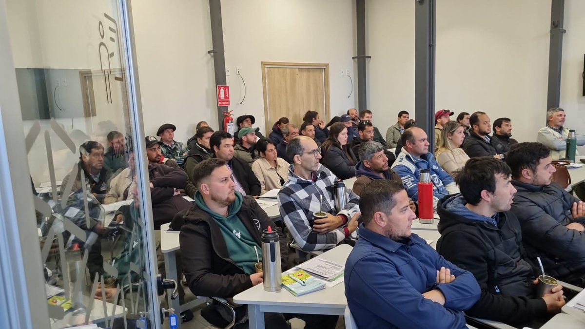 #HOY Comenzó el Curso de Aplicador Profesional #DGSA en Melo

<a href="/MGAPUruguay/">MGAP</a> junto a <a href="/ACAoficial/">ACA</a>🌾

➡️ Gran convocatoria de productores y técnicos del sector 🚜