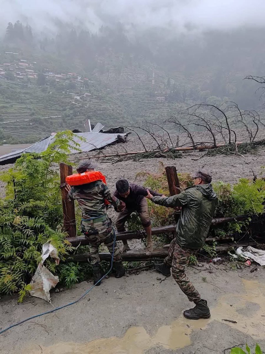 The_Sandeep10's tweet photo. धन्य है मां भारती के ये लाल 🙏🚩

धराली में भारतीय सेना,NDRF,SDRF का संयुक्त रेस्क्यू अभियान जारी,सेना ने संभाला मोर्चा🙏🚩🇮🇳🇮🇳
#uttarkashi #उत्तरकाशी @narendramodi https://t.co/OR1ClQH08e