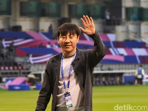 cettaonlineclas's tweet photo. [Baru banget diumumin]  
Mantan pelatih TIMNAS Indonesia, #shintaeyong, resmi diumumkan sebagai pelatih baru sama klub Korea Selatan Ulsan HD di hari ini nih Cetz. Posisi Shin Tae Yong ini menjadi pelatih ke-13 club Ulsan HD🧐 https://t.co/y6f0QcTuAc