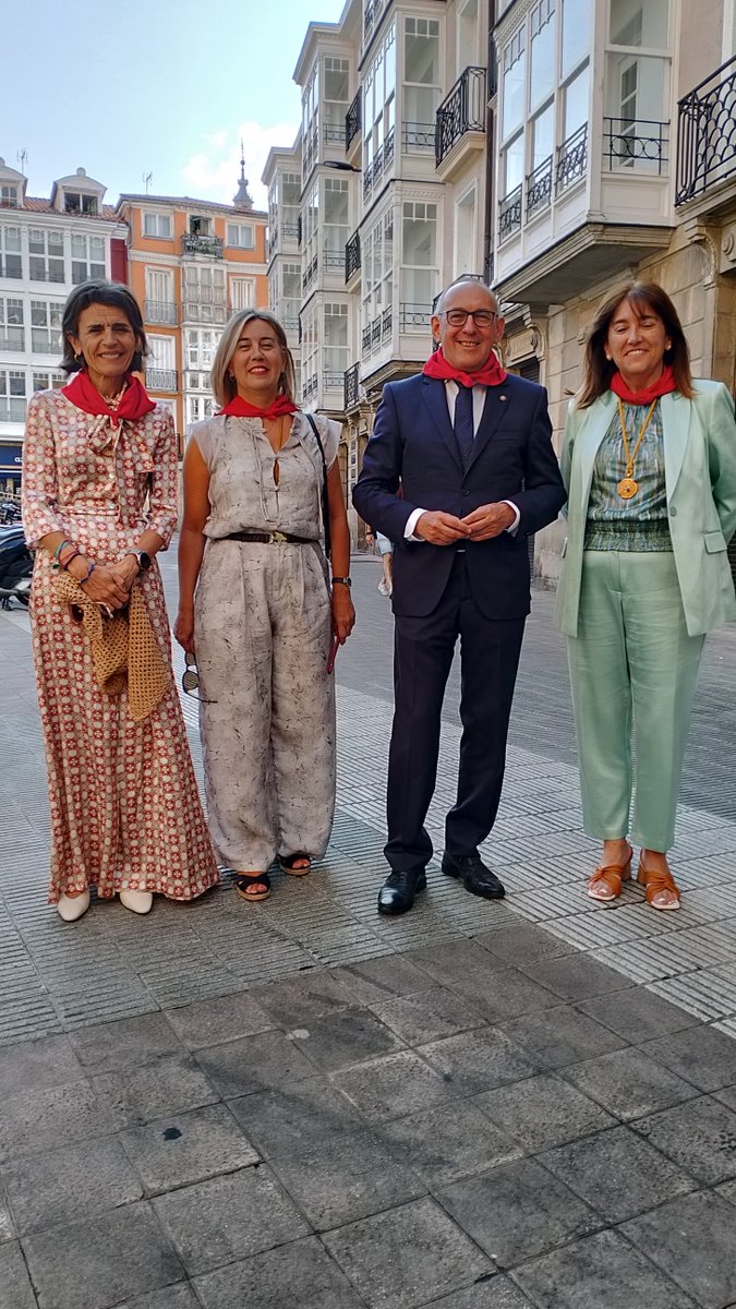 nerea_melgosa's tweet photo. En el día grande, el Zortziko, los gigantes y las kalejiras han llenado de color Gasteiz. 📸

Siempre presente el pañuelo rojo, el ambiente festivo y la tradición.

La Cámara de Álava ha recibido la Medalla de Oro en Villa Suso. 🏅

#VirgenBlanca #Juventud #FiestasDeVitoria https://t.co/gm8XdAvOl7