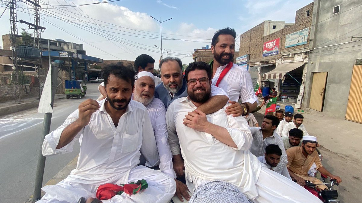 QasimAliShah81's tweet photo. پشاور کی بڑی ریلی صوبائی وزیر سید قاسم علی شاہ کی قیادت میں اسٹیڈیم چوک سے حیات آباد ٹول پلازہ کی طرف روانہ، جہاں سے یہ ریلی وزیراعلیٰ خیبرپختونخوا علی امین
گنڈاپور کی قیادت میں روانہ ہوگی۔
#PTI #FreeImranKhan #SyedQasimAliShah #PK81 #Peshawar https://t.co/7eYZo0bQB6