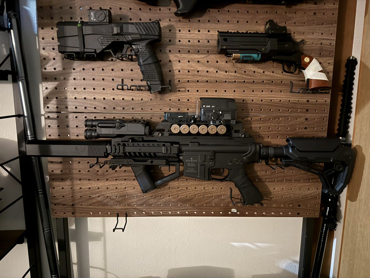 マルイのM4パトリオット＋買ったった。
まっさらの綺麗な身体の銃を外装弄りまくって自分好みにする瞬間が1番楽しい…

相変わらずのショットシェル仕様笑