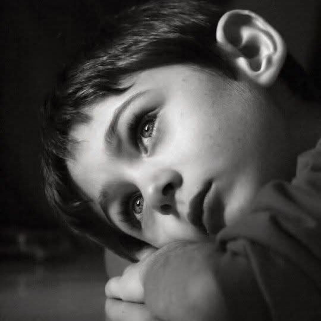 هناك أوجاع تعيش في قلوبنا
  نعجز عن البوح بها
تسلب منا الشعور بالحياة حولنا 
ومهما ادعينا أننا تجاوزناها هي لا تغادرنا أبداً 
تخرج من أعماقنا على شكل تنهيدة
 الوحدة هي ليست العيش بلا أصدقاء  أو أحبة بل هي تلك الأماكن الفارغة في القلوب التي خلفها أولئك الغائبون...!!