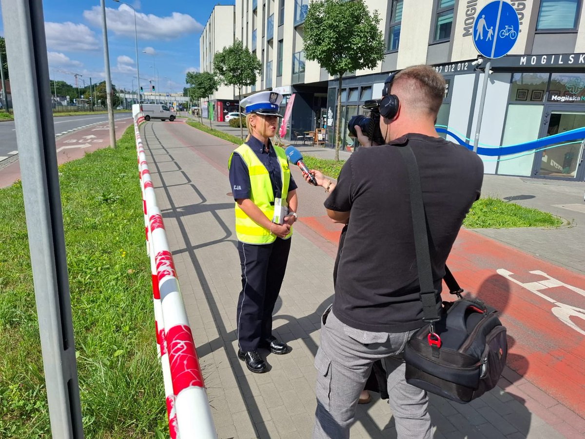 Z myślą o wzrastającej liczbie rowerzystów🚴🏿‍♂️ i użytkowników hulajnóg elektrycznych 🛴⚡ 1 sierpnia br. policjanci Wydziału Ruchu Drogowego KMP w Krakowie 🚓, wspólnie z telewizja.krakow.pl zorganizowali akcję informacyjną.

Więcej na naszej stronie: krakow.policja.gov.pl/kr1/aktualnosc…