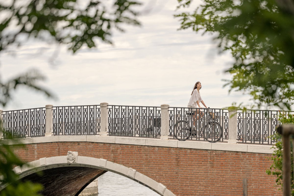 🚲 Alla scoperta del LIDO IN #BICICLETTA, tra arte, mare e laguna❗️

In attesa della #BiennaleCinema2025, un #itinerario per scoprire ville, spiagge, oasi verdi e luoghi dell’#artigianato e della produzione agricola al #Lido di #Venezia.

➡️ L’itinerario, di circa 4 ore, parte da