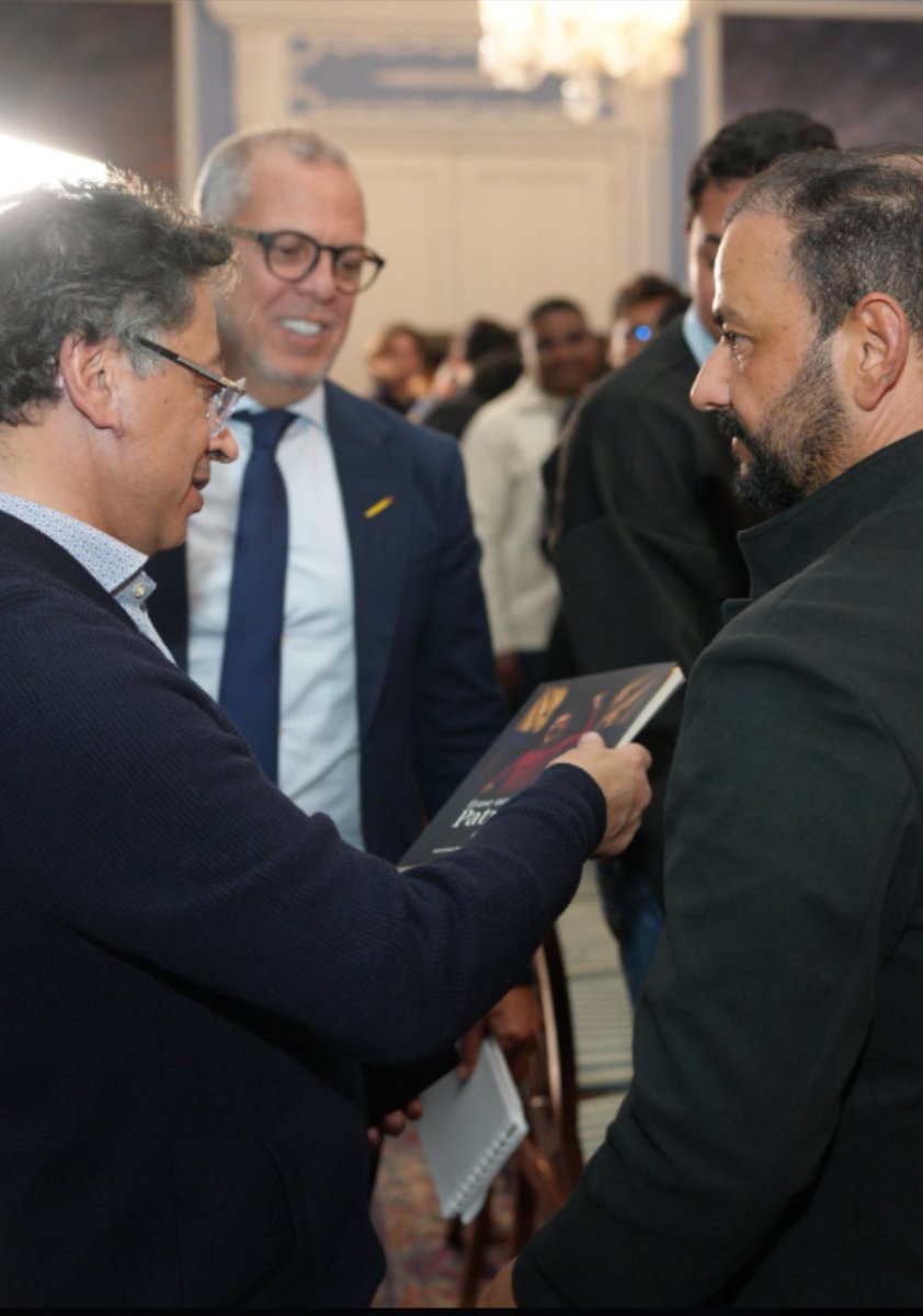 elmamertoeste's tweet photo. Seguimos con el presidente @petrogustavo juntando una FUERZA COMÚN POR OTRA REPÚBLICA.

Desde el primer gobierno del cambio, hoy en la comunicación alternativa, después desde donde nos toque!

Aquí le entrego el libro del compañero Andres Arellano “Érase una vez un patriota” https://t.co/LTvkeUWvAL