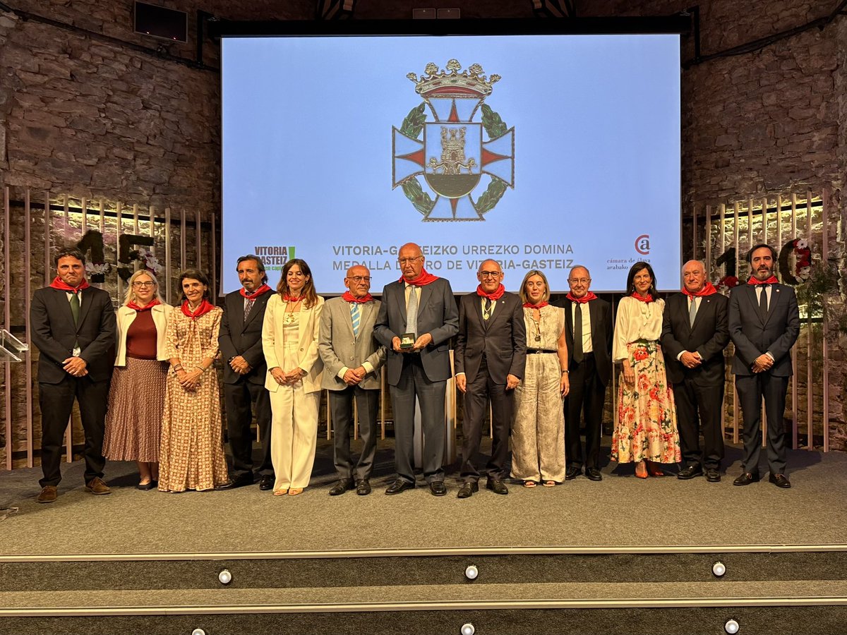 🏅 Hoy he asistido al acto de entrega de la Medalla de Oro de #VitoriaGasteiz a la @CamaraDeAlava.

Un reconocimiento merecido a su labor durante más de un siglo, apoyando al tejido empresarial, la innovación, el emprendimiento y la proyección internacional de nuestra economía.