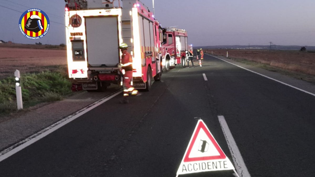 Bombers Consorci VLC (@bombersvalencia) on Twitter photo 👩🚒📸 Bombers voluntaris d’Ayora de <a href="/BombersValencia/">Bombers Consorci VLC</a> van acudir anit com a suport als efectius del parc de bombers d’Almansa en un accident de trànsit per una eixida de via amb un conductor atrapat. Els bombers van transferir la víctima als serveis sanitaris. 👩🚒📸 Bombers voluntaris d’Ayora de <a href="/BombersValencia/">Bombers Consorci VLC</a> van acudir anit com a suport als efectius del parc de bombers d’Almansa en un accident de trànsit per una eixida de via amb un conductor atrapat. Els bombers van transferir la víctima als serveis sanitaris.