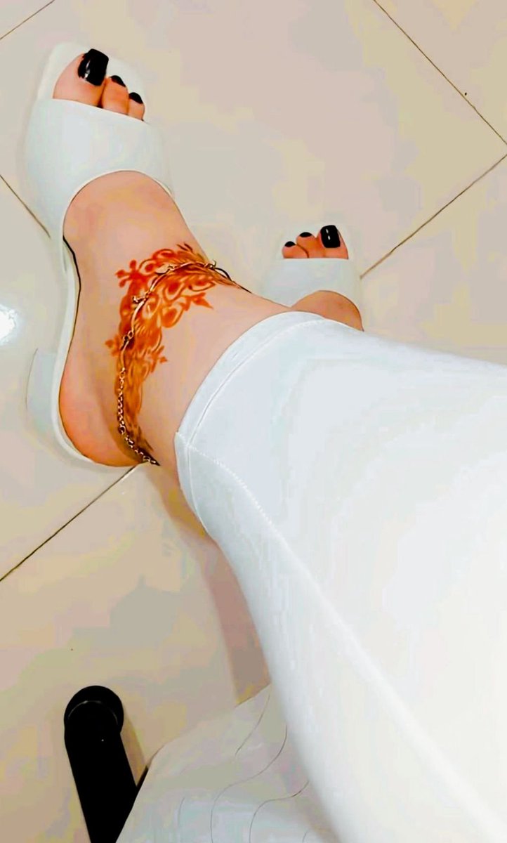 حَدْ مِثْلِكْ يِسْكُنْ الْخَاطِرْ
وْيِمْشِي فـ قَلْبِي بْلا صَوْتْ
وَانَا اللِّي كَانْ مَا نْظَاهِرْ
كِلْمَة نْقُولْهَا، تْفُوتْ