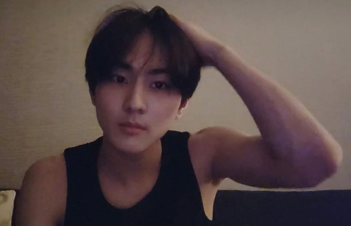 hoonnav's tweet image. 。。。세상이 등을 돌린 순간에도 나는 끝까지 나를 붙잡았다 그것만이 내가 할 수 있는 전부였다。。。