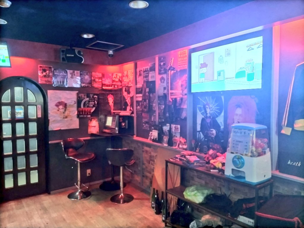 maonerima0801's tweet image. 火曜の夜、練馬でロックバーやってます。
今夜も21時から。
平日は1時間￥2500飲み放題
杯飲みも可能

初めての人もフラッとどうぞ。

先日のDeshabillzのライブ最高に楽しかった！

グッズ、どこに飾ろうかな…✨