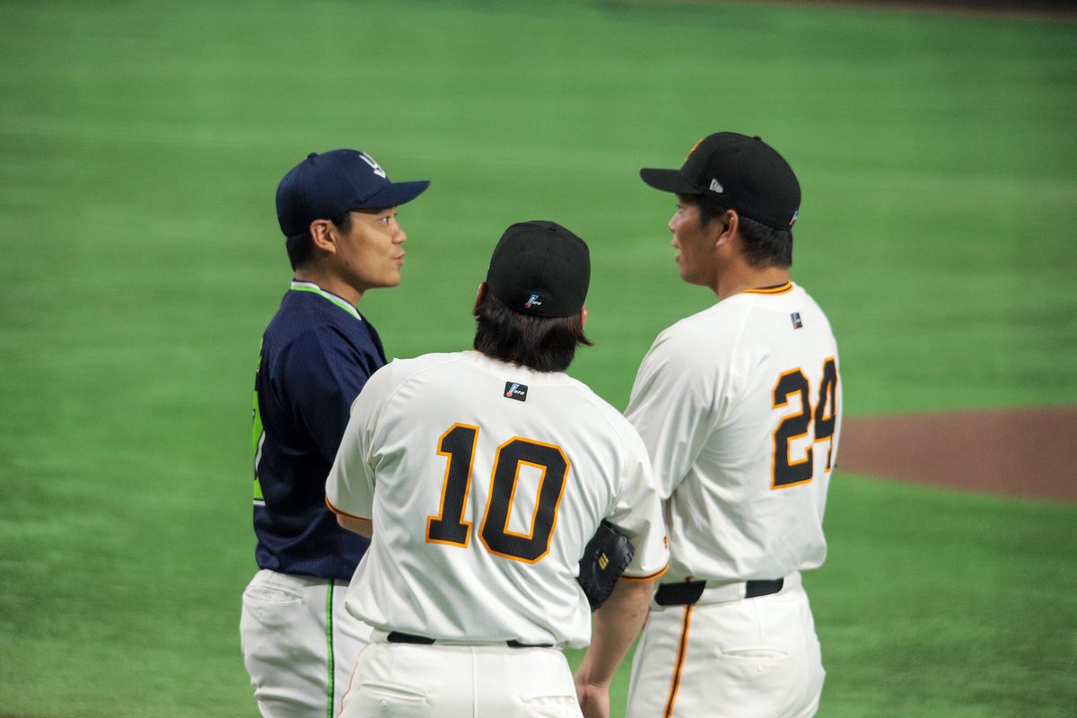 false_denkibran's tweet photo. 甲斐さんとムーチョが話していたところに後ろからきてムーチョに抱きついていた巨人大城さん
チームを超えたキャッチャーの繋がりの強さを感じました

#大城卓三　選手　
#甲斐拓也　選手
#中村悠平　選手

#東京ヤクルトスワローズ　#ヤクルトスワローズ　#tokyoyakultswallows  #swallows #giants https://t.co/kGtmovaQvM