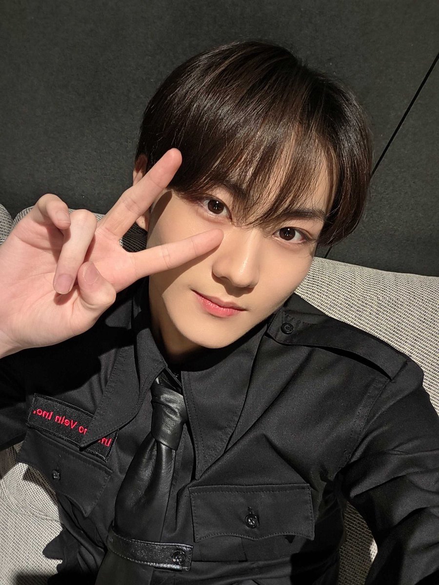 hoonnav's tweet image. 。。。끝이 보이지 않는 어둠 속에서 나는 조용히 무너지고 있었다 누구도 내 이름을 불러주지 않았다。。。