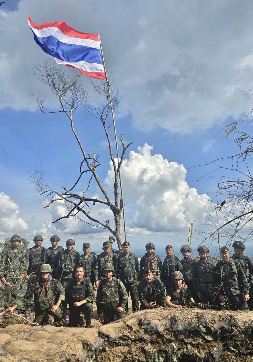 เปลี่ยนธงชาติผืนใหม่ ใหญ่กว่าเดิม บนยอดภูมะเขือ

“แม่ทัพภาค 2 “ ขึ้น ภูมะเขือ 
เยี่ยม ให้กำลังใจกำลังพล
พร้อมร่วมเคารพธงชาติ ร้องเพลงชาติ 
รับฟัง สถานการณ์ 
พร้อมตรวจภูมิประเทศ 
และ ดูชีวิตความเป็นอยู่ ลูกน้อง
พร้อม ขื่นชม ในปฏิบัตืการ ยึดคืน อธิปไตยไทย

facebook.com/share/p/1FyUfQ…