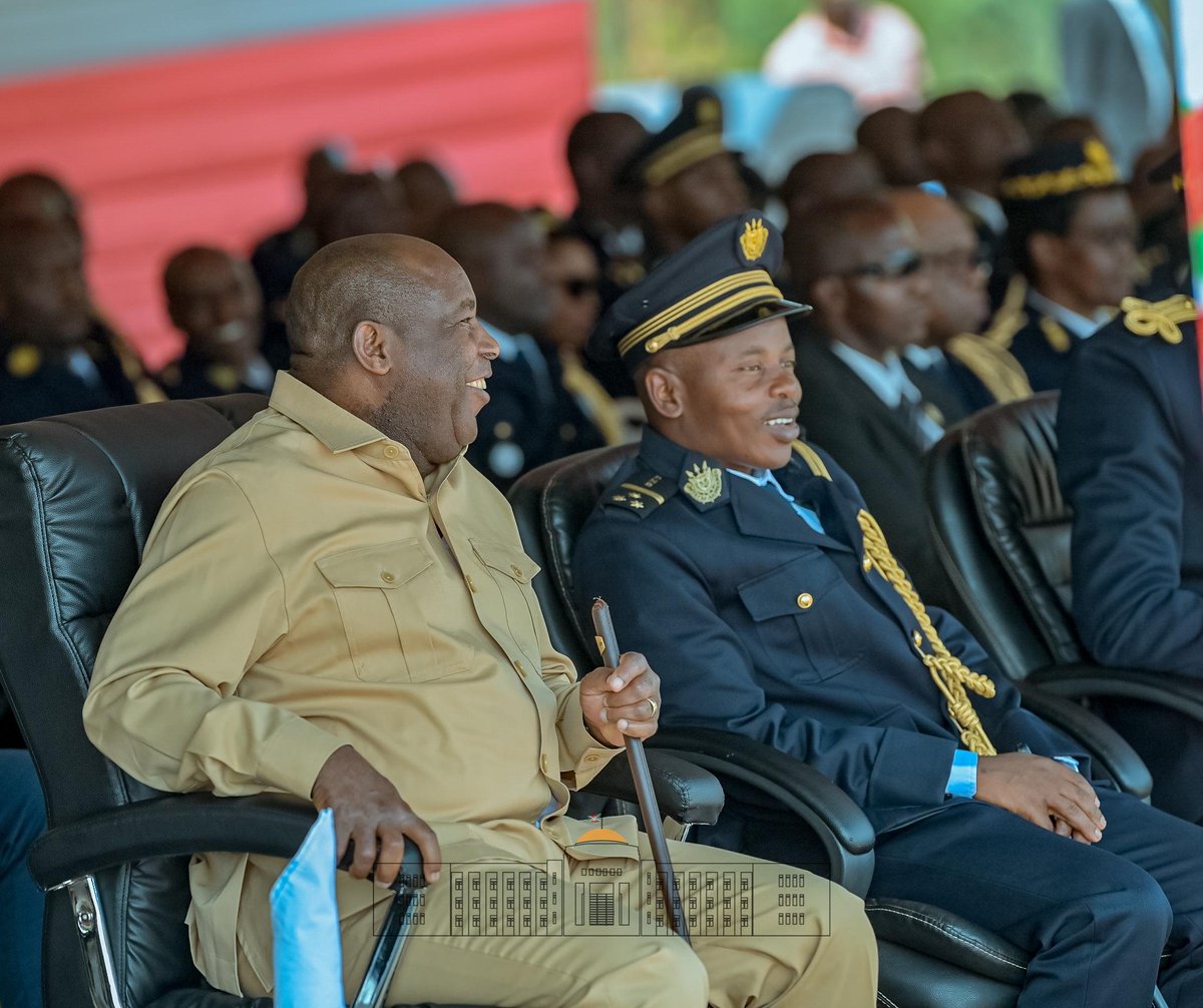 Le Chef de l’État et Commandant en Chef des Forces de Défense et de Sécurité,SE <a href="/GeneralNeva/">SE Evariste Ndayishimiye</a> a rehausse de sa présence les cérémonies d’incorporation définitive des candidats officiers de la 9è promotion de l’Institut Supèrieur de Police.