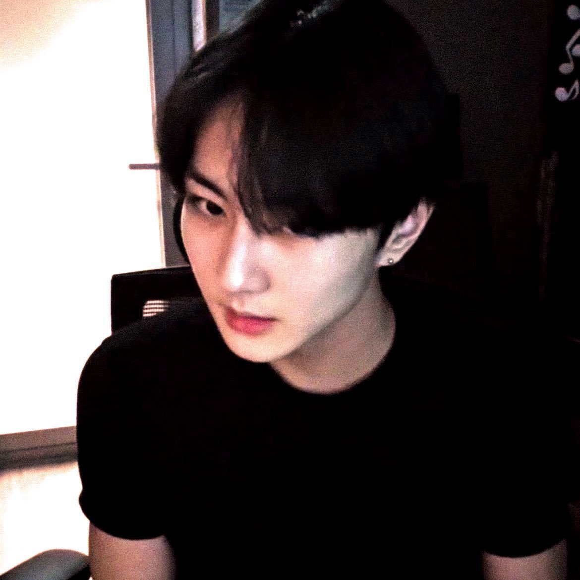 hoonnav's tweet image. 。。。벼랑 끝에 선 내 그림자만이 나의 끝을 지켜보고 있었다 살고 싶다는 말조차 삼켜진 채로。。。