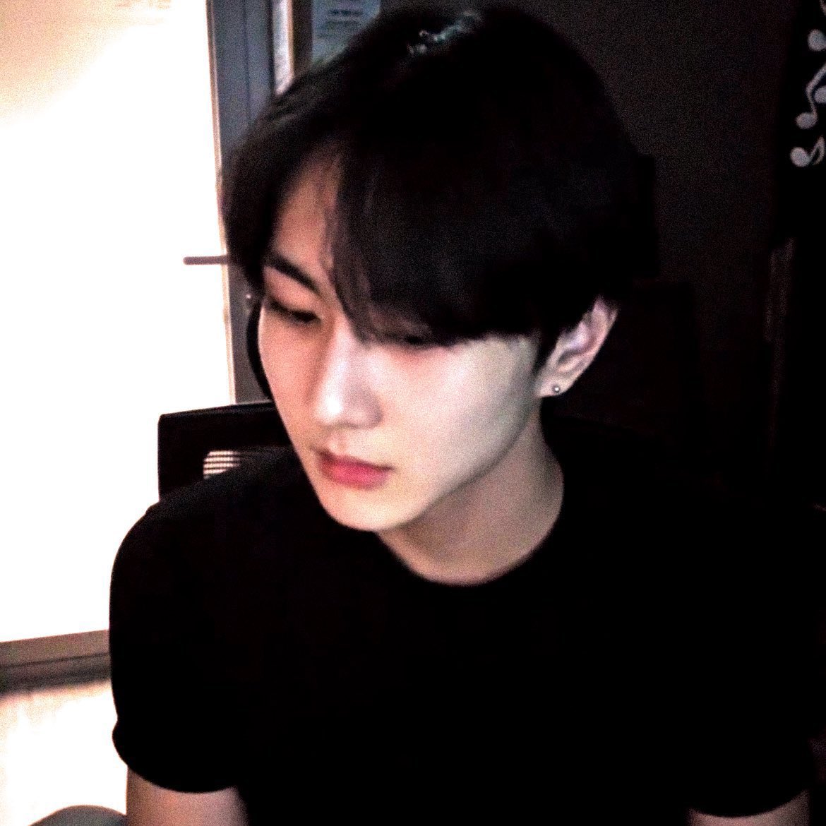 hoonnav's tweet image. 。。。벼랑 끝에 선 내 그림자만이 나의 끝을 지켜보고 있었다 살고 싶다는 말조차 삼켜진 채로。。。