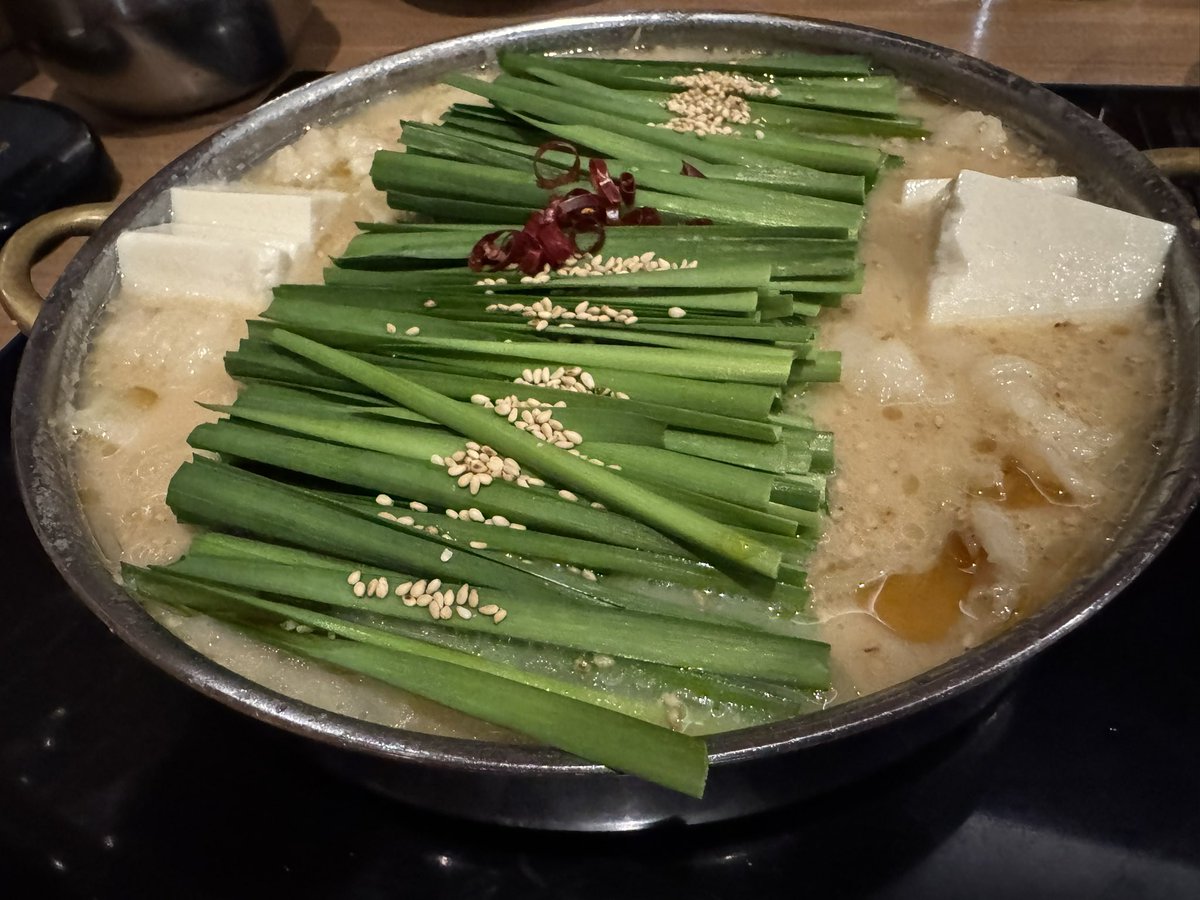 博多到着〜
駅前すごく賑やかで、夏を感じてます☀️
今回は佐賀県の生徒さんへ出張レッスン➕長崎県でNittakuさんの講習会⇨愛知フェスティバルです〜🙆‍♀️
その前に少し博多を楽しんで頑張ります💪
とりあえずもつ鍋！🍖

#卓球
#講習会
#サーブ講習会
#個人レッスン