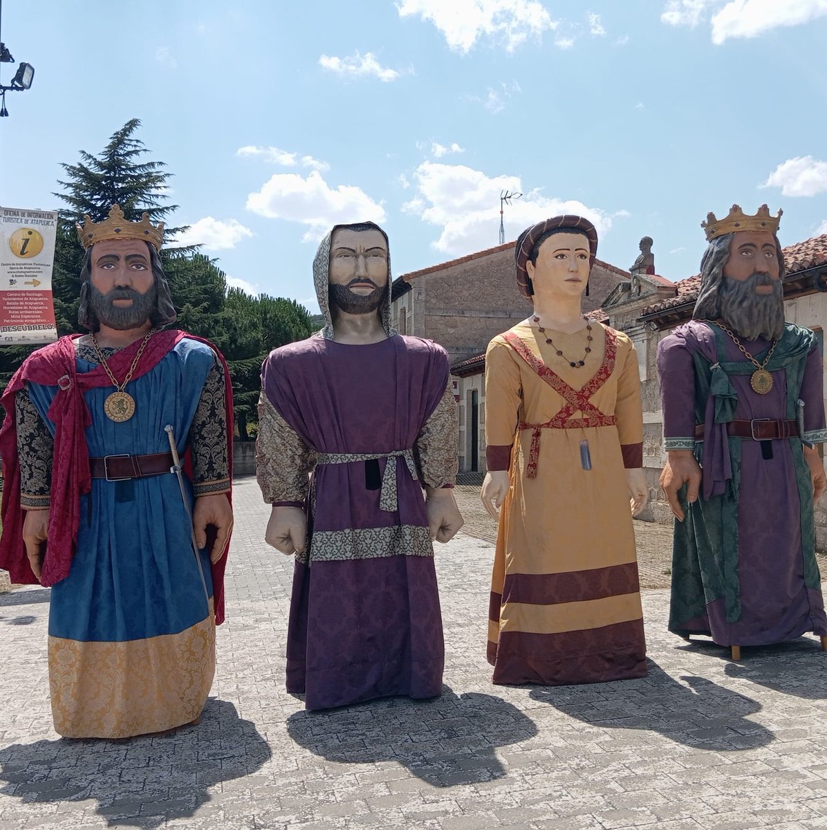 Los #gigantones de #BatallaDeAtapuerca surgen para;
1. Potenciar y poner en valor la #historia del municipio de #Atapuerca.
2. Favorecer su reconocimiento en #turismo y #cultura.
3. Dar a conocer su #patrimonio en otras localidades.

@CITAtapuerca @CyLesVida
#TurismoRural #Burgos