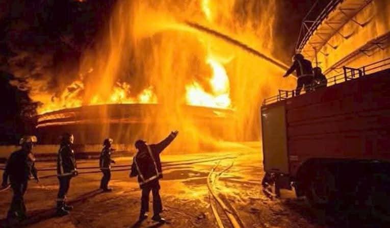 🇨🇺Roselys Sandoval🇨🇺 (@roselyssandoval) on Twitter photo El homenaje a los que pusieron la piel, la inteligencia, el coraje y todo su humanismo.
3er aniversario del incendio en el Supertanqueros de #Matanzas
Honor y gloria a los caídos.
Gratitud infinita a los que estuvieron y sobrevivieron.
#CubaHonra
<a href="/SuselyMorfaG/">Susely Morfa González</a>
<a href="/mariofsabines/">Mario Sabines Lorenzo</a> El homenaje a los que pusieron la piel, la inteligencia, el coraje y todo su humanismo.
3er aniversario del incendio en el Supertanqueros de #Matanzas
Honor y gloria a los caídos.
Gratitud infinita a los que estuvieron y sobrevivieron.
#CubaHonra
<a href="/SuselyMorfaG/">Susely Morfa González</a>
<a href="/mariofsabines/">Mario Sabines Lorenzo</a>