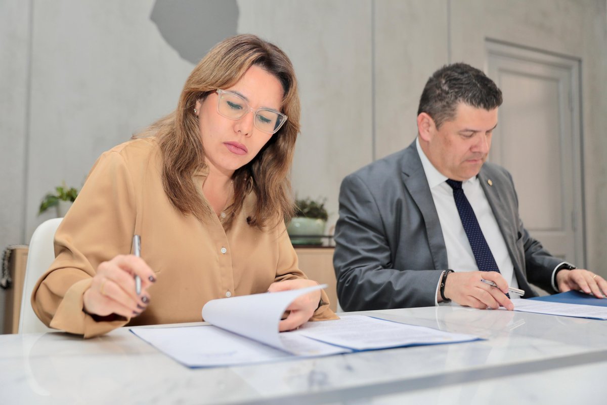 AngieDuartePy's tweet image. 🎯 ¡Impulsamos el turismo de reuniones en Paraguay!

Hoy renovamos nuestro compromiso con el desarrollo del turismo de reuniones junto al #ACVB extendiendo nuestro convenio hasta diciembre de 2027. 🤝
Además, actualizamos el Plan Estratégico de Turismo de Reuniones 2025-2028.