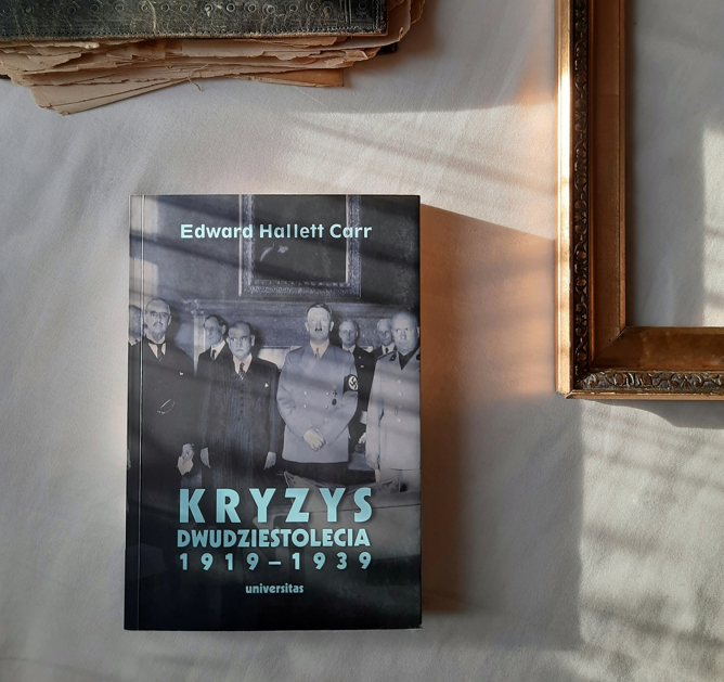 JanSadkiewicz's tweet photo. Jednym ze złudzeń dwudziestolecia 1919–1939, o którym pisał #EHCarr, było przekonanie o istnieniu „międzynarodowej opinii publicznej”, która miała w sposób nieomylny rozstrzygać wszelkie spory między narodami i której wyroki miały być przez wszystkie państwa bezwzględnie szanowane i wykonywane.
Dzisiejsze wyobrażenie sporej części społeczeństwa polskiego o stosunkach polsko-niemieckich wydaje się opierać na tym samym złudzeniu o istnieniu takiego Trybunału Opinii Publicznej, przed który zanosimy nasze żale, pretensje i żądania zadośćuczynienia moralnego i finansowego. Obawiam się jednak, że te głosy trafiają w próżnię.