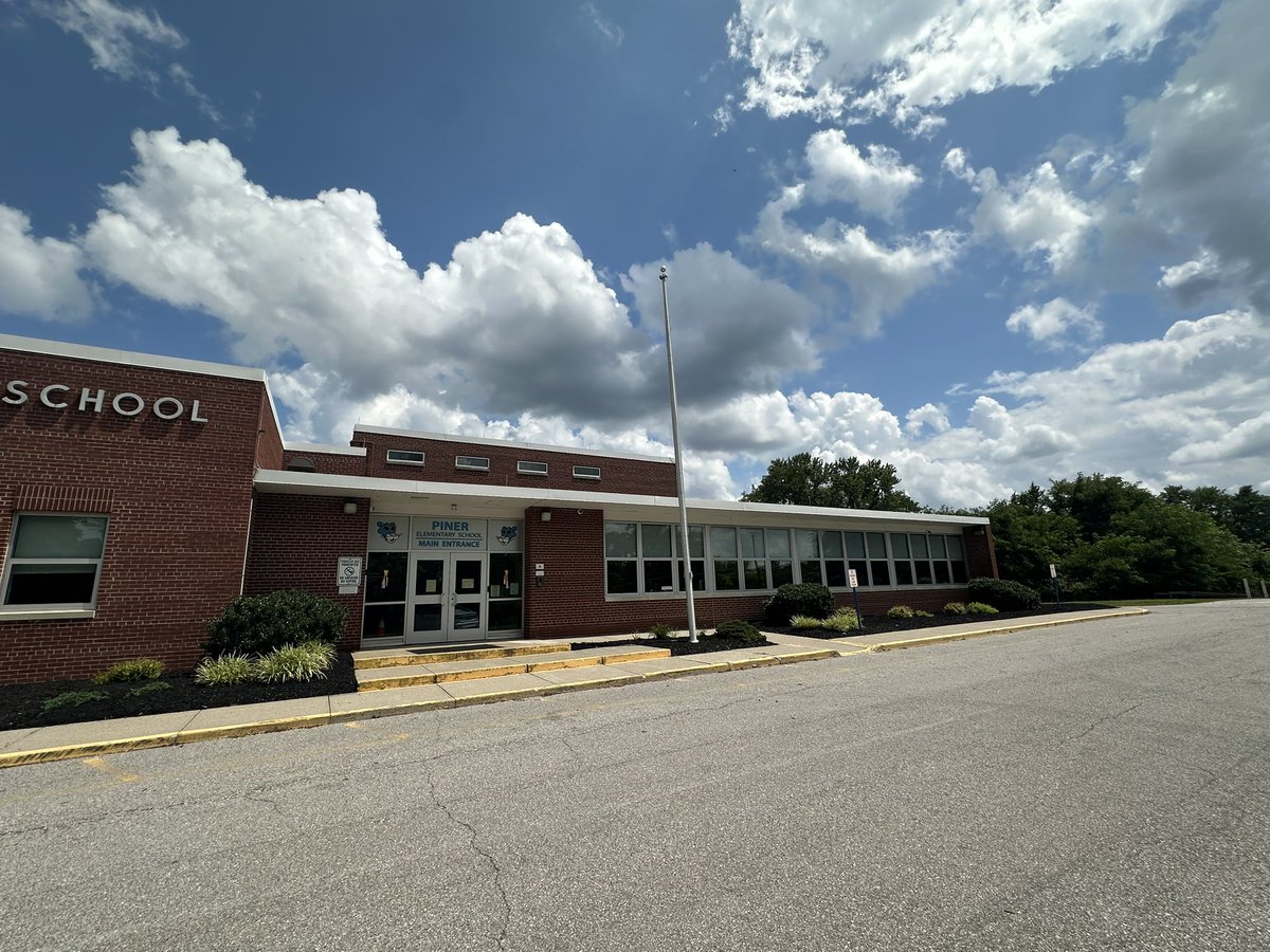 Huge shoutout to our amazing building maintenance staff — the landscape looks incredible! 🌿🌸🧹 We appreciate all you do! 🤩👏 #Gratitude #TeamWork #CampusPride