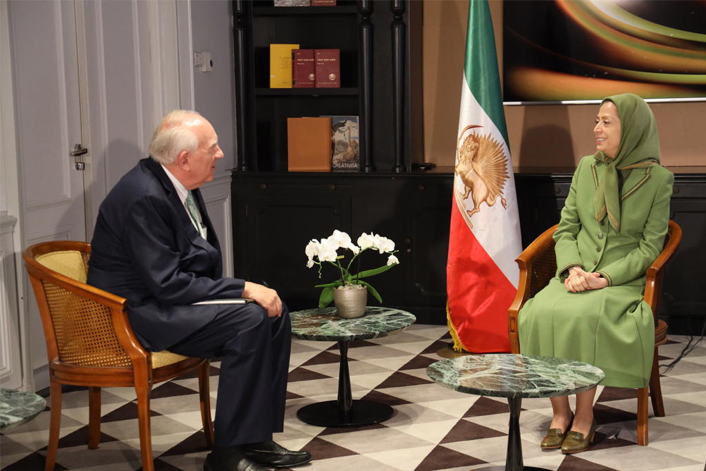 دیدار و گفتگو با آقای استفن رپ سفیر آمریکا «در امور جنایت جنگی» 
در طی این گفتگو بر جنایت‌های بی‌شمار رژیم آخوندها علیه بشریت و پرونده وحشتناک رژیم در نسل‌کشی در مقاطع مختلف حیات این رژیم تاکید شد.
آقای استفن رپ اعدام مجاهدان خلق بهروز احسانی و مهدی حسنی را محکوم کرد و گفت: