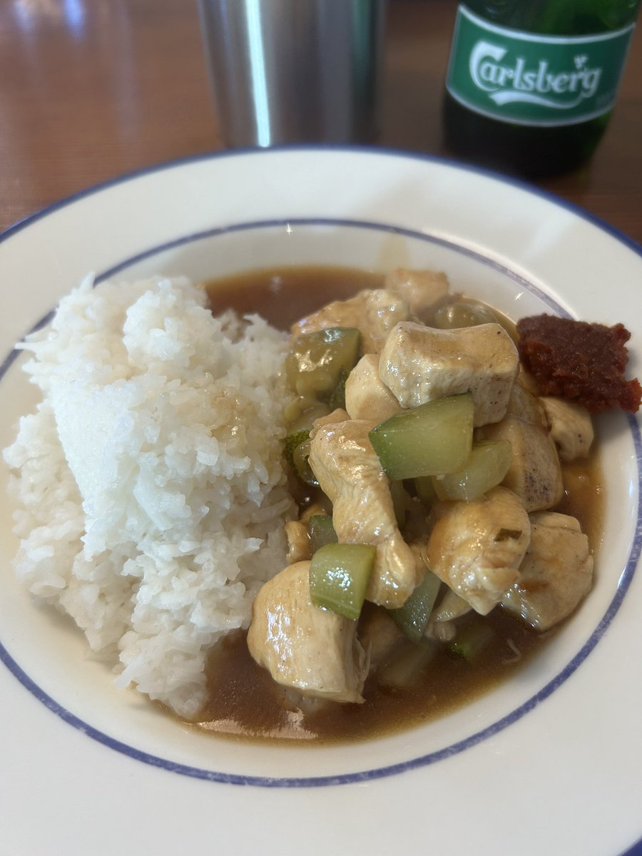 Kikok-Hähnchenbrust mit Zucchini, Knoblauch und einer Sauce aus Mangosaft, Austernsauce, Sojasauce und philippinischem Essig. Und Reis. Und Sambal Manis.