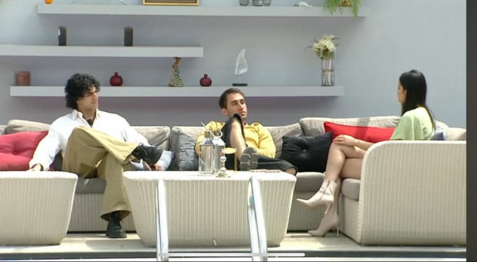 طناز: من هیچ ری اکتی نمیدم به محدثه 
اگه لایق بود اکس نمیشد
چقد وقیحی تو دختر 
چقد زن ستیز 
چقدر بی لولی 
چقد زشت و حال بهم زنی تو‌ :/