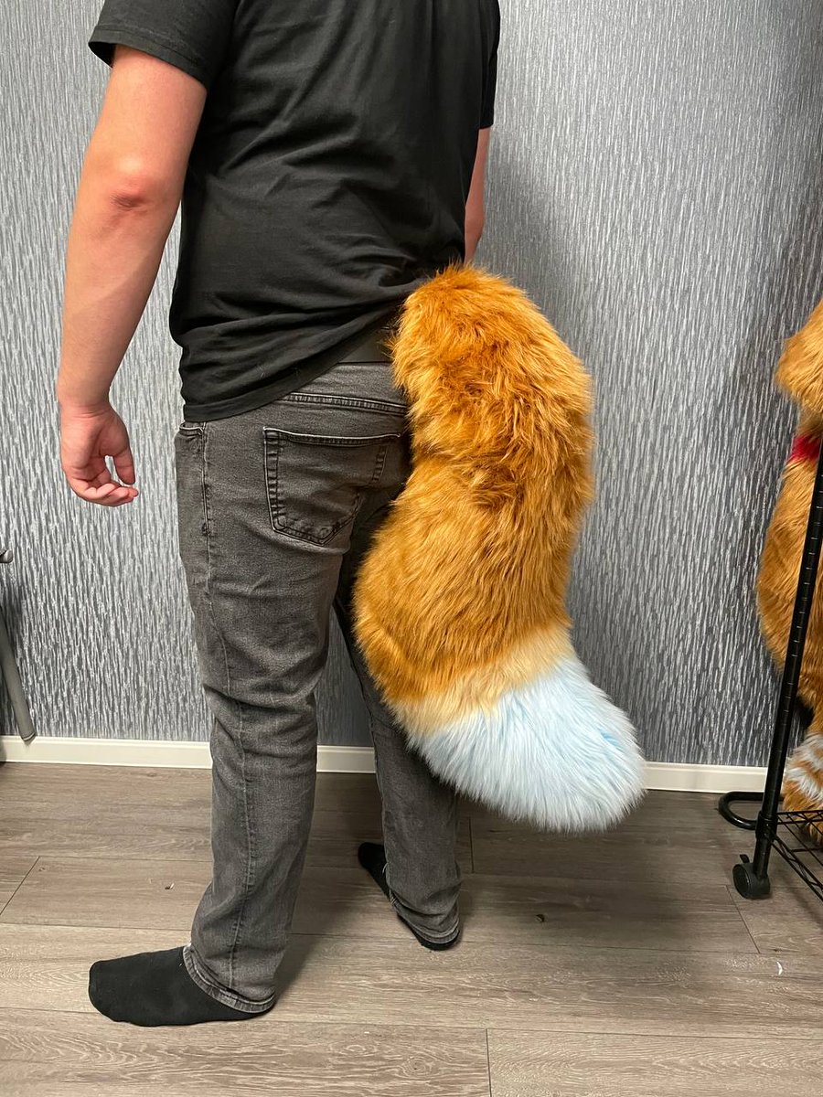 And the finished tail from two Posts ago :P

(Just noticed now that we forgot to brush it as i snapped a Foto XD)

#fursuitmaker #fursuitwip #fursuittail #fursuit