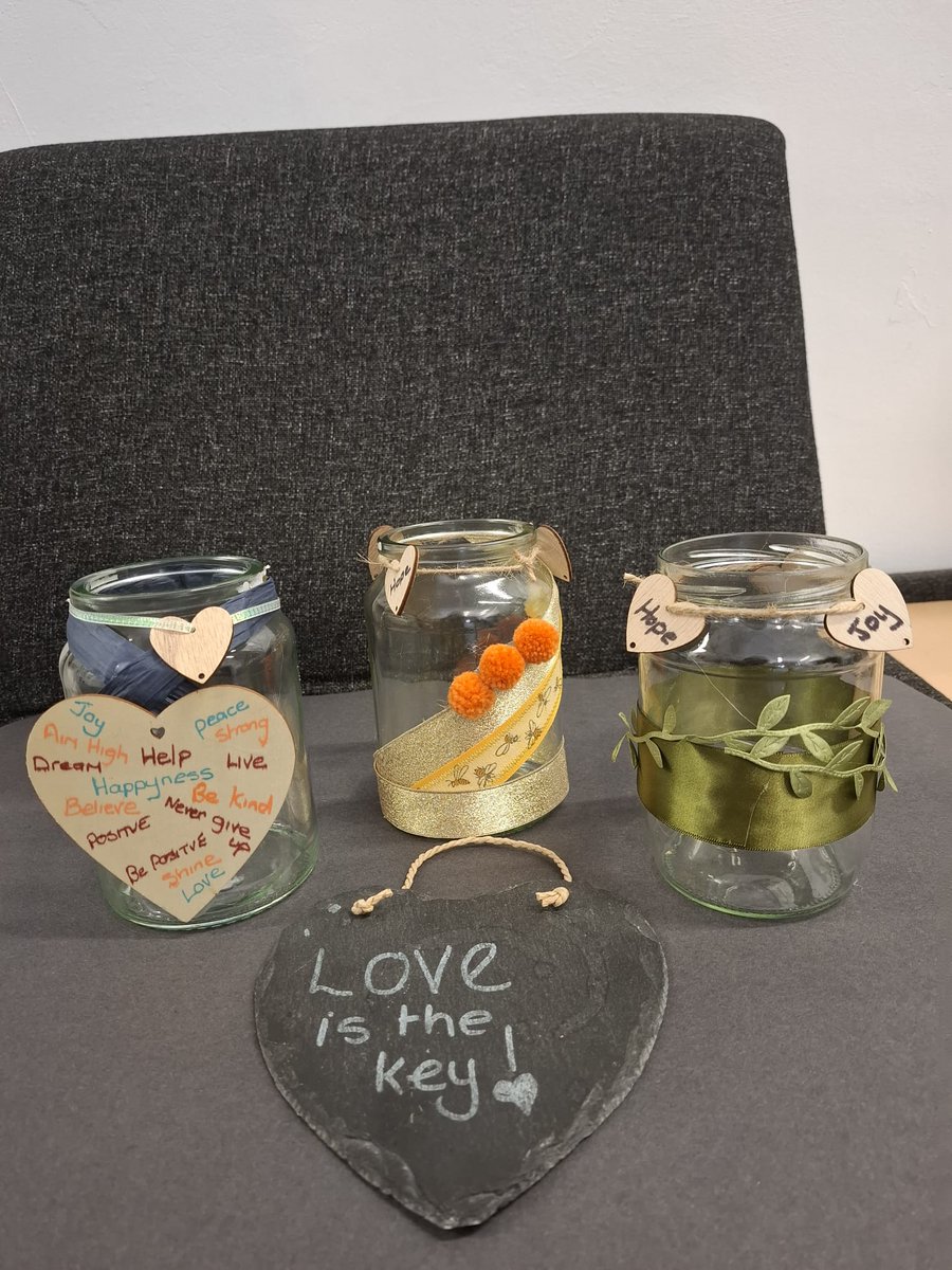 We have kickstarted our new Positive Parenting course by creating these gratitude jars, ready to be filled with good thoughts that can be looked back on when you're feeling down to give you a dose of inspiration! Do try this at home! 💚