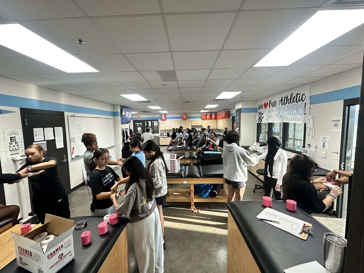 We’re absolutely thrilled to welcome our incredible Student Athletic Trainers for another year of dedication, learning, and behind-the-scenes magic! 🐾⚕️ #GameChangers