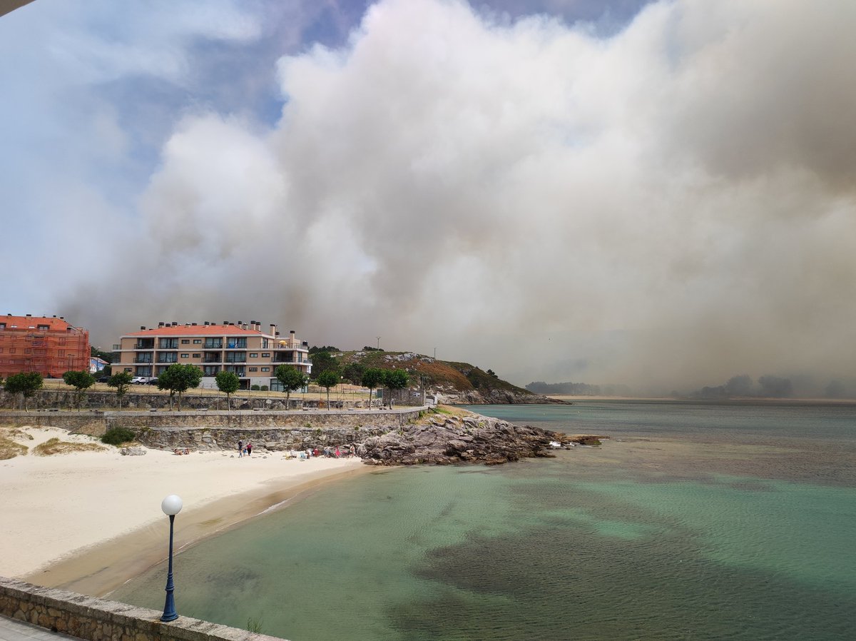 Estos vecinos de Corme y alrededores junto con los bomberos y bomberos forestales se están dejando el pellejo para apagar el #IFCormeAldeaPonteceso no hay palabras para agradecérselo