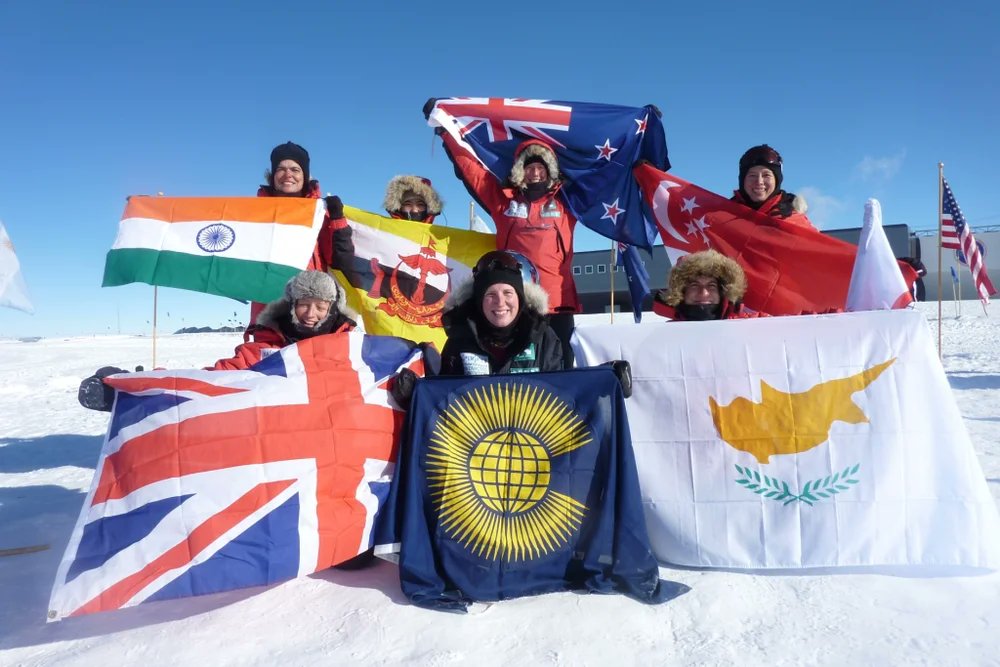 PCH_Connect's tweet image. 🧵 4/8  | 🥶 𝟚𝟘𝟘𝟡: Primera expedición antártica patrocinada por @kaspersky ☃️❄️

Desde ese momento, la marca consolidó su vínculo con los viajes, los desafíos extremos y la innovación sin fronteras 

#Antartida #CyberExplorers