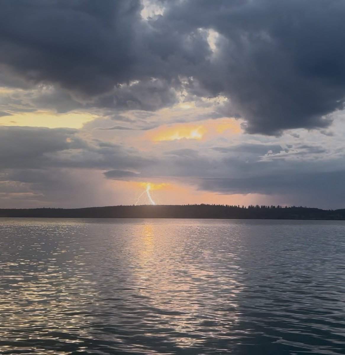 Mid season get away. Swimming during the day and a few thunderstorms in the evenings