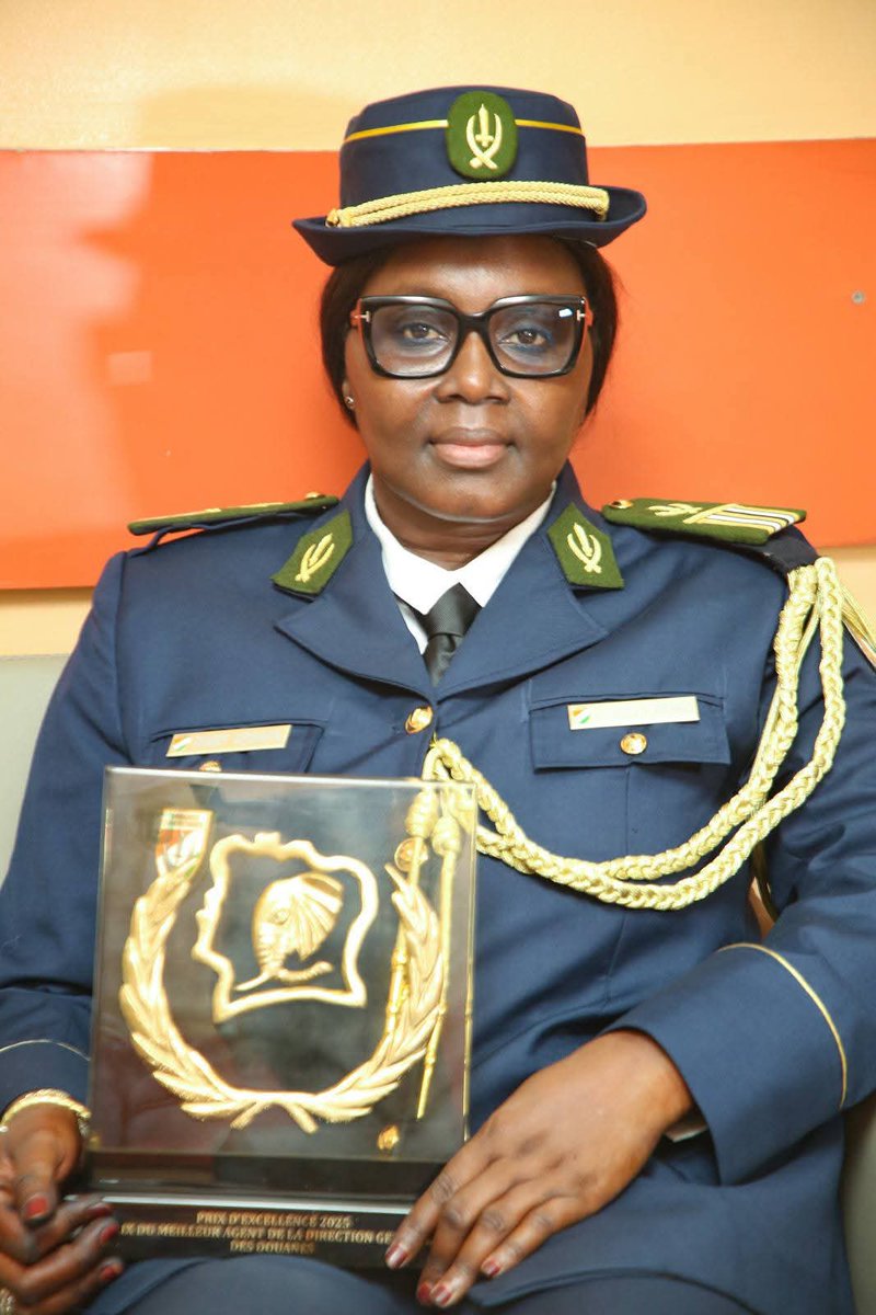 Le Lt-Colonel DIABY Assiata, Chef du Bureau Recouvrement à la Direction des Enquêtes, a reçu le Prix d’Excellence du Meilleur Agent des Douanes 2024, des mains du Président Alassane Ouattara.

Elle a porté les créances recouvrées de 14,4 à 40,32 Mds FCFA en 2 ans.