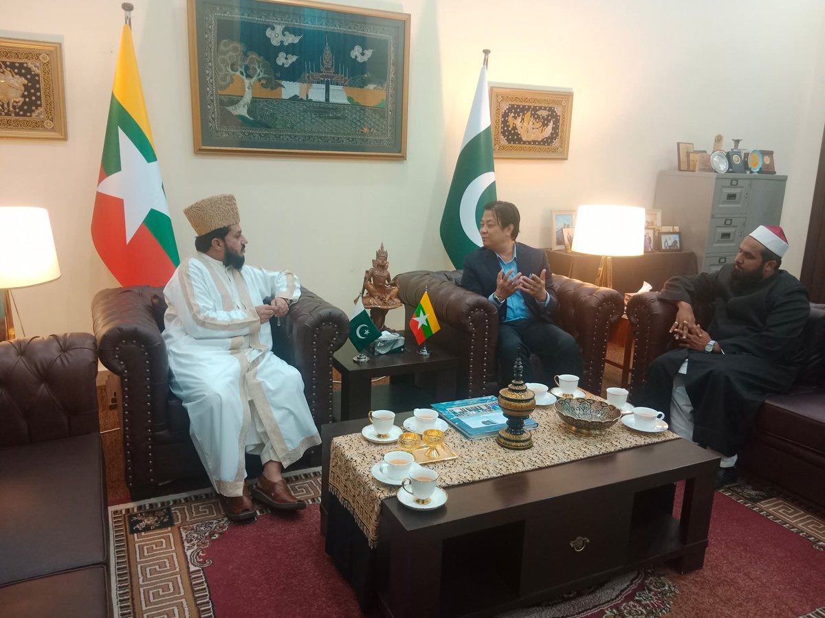 DarAlIftaIsb's tweet image. His Eminence Dr.Mufti Akeel Pirzada, Grand Mufti of Islamabad and Chairman UACP met with H.E Mr. Wanna Hun, Ambassador of Myanmar to Pakistan, Both sides discussed matters of mutual interest including bilateral relations, and Peace and Interfaith Harmony. 
🇵🇰🤝🇲🇲