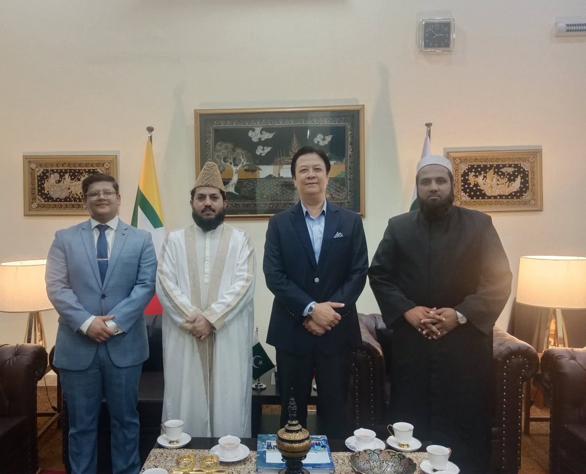 DarAlIftaIsb's tweet image. His Eminence Dr.Mufti Akeel Pirzada, Grand Mufti of Islamabad and Chairman UACP met with H.E Mr. Wanna Hun, Ambassador of Myanmar to Pakistan, Both sides discussed matters of mutual interest including bilateral relations, and Peace and Interfaith Harmony. 
🇵🇰🤝🇲🇲